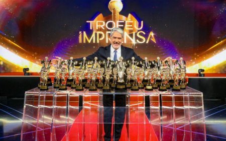 William Bonner faz história, se emociona e recebe 33 estatuetas no Troféu Imprensa