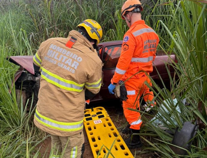 Acidente na Curva da Morte deixa vítima presa às ferragens do veículo com fraturas nos dois braços