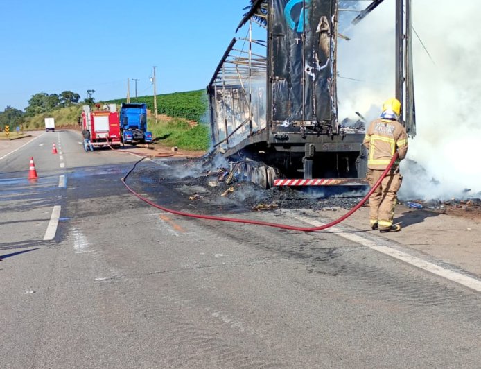 Carreta carregada com macarrão incendeia-se na rodovia BR-381 e mobiliza o Corpo de Bombeiros