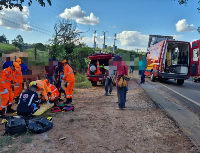 Motociclista tenta ultrapassar carreta na MGC-369, mas acaba batendo na lateral do veículo