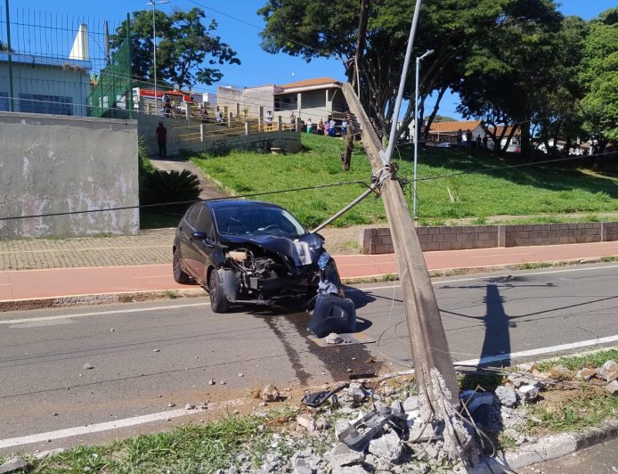 Batida em poste deixa duas pessoas feridas e a população de Guaxupé sem energia elétrica