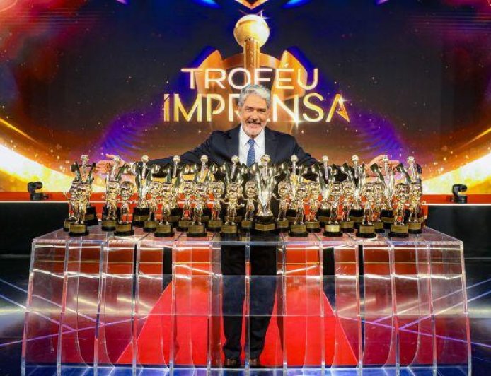 William Bonner faz história, se emociona e recebe 33 estatuetas no Troféu Imprensa