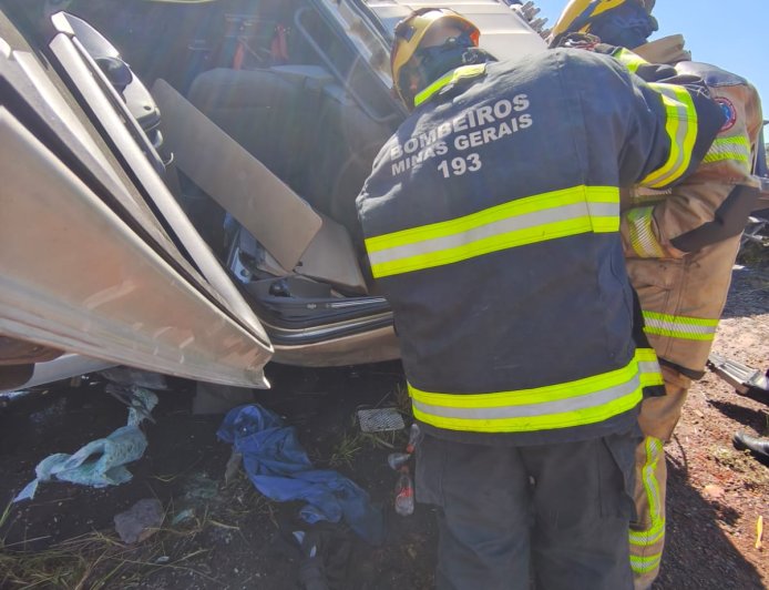 Acidente na MG-050 deixa motorista preso às ferragens