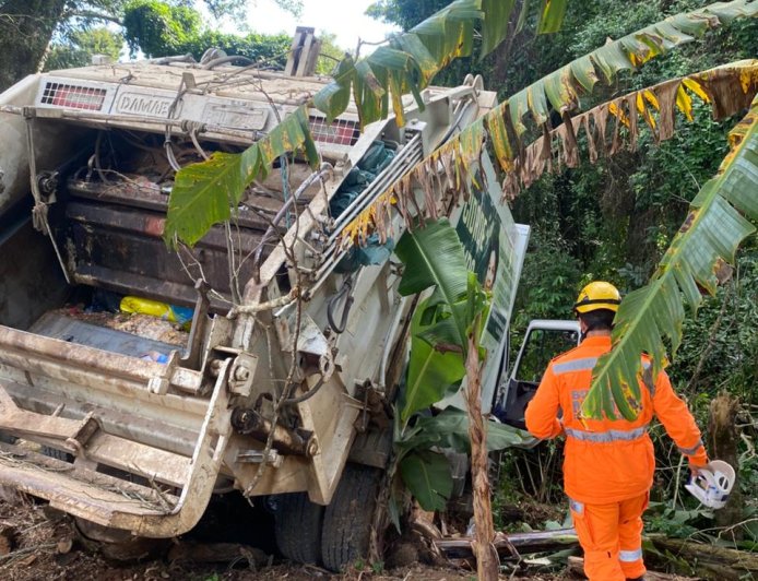 Caminhão de lixo perde freios e mobiliza equipes de emergência em cidade do Sul de Minas