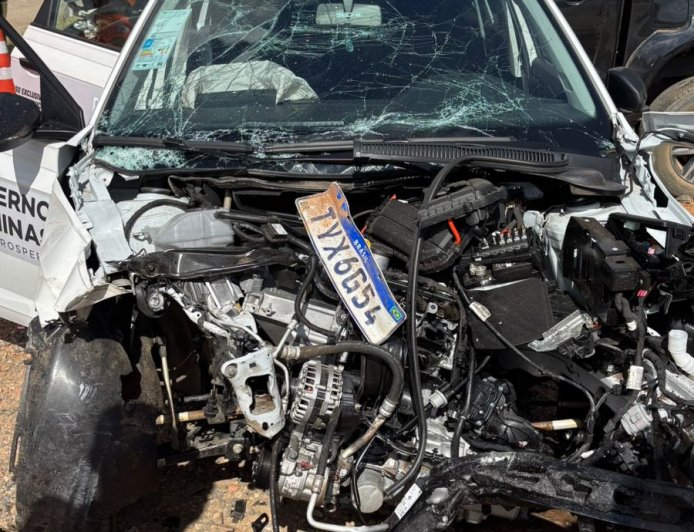 Veículo oficial da Secretaria de Estado de Saúde de MG que transportava paciente para consulta bate em Hilux em rodovia no Sul de Minas