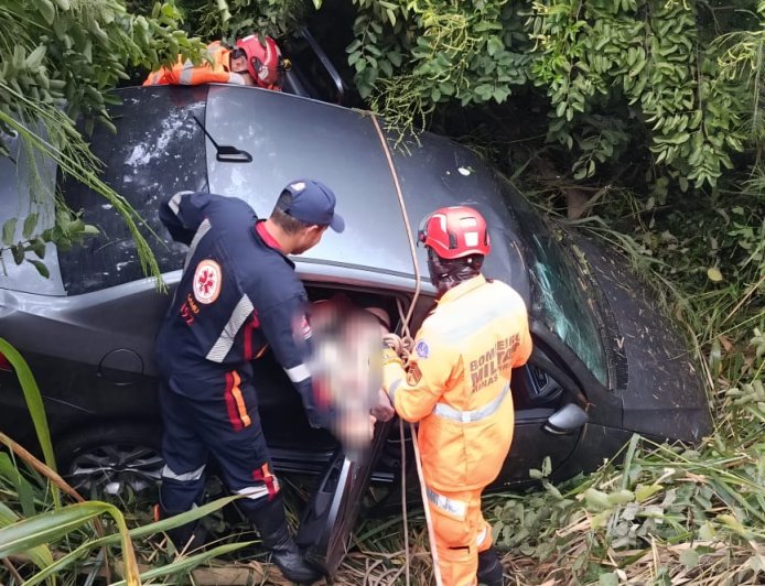 Veículo perde o controle e cai em ribanceira na rodovia MGC-369