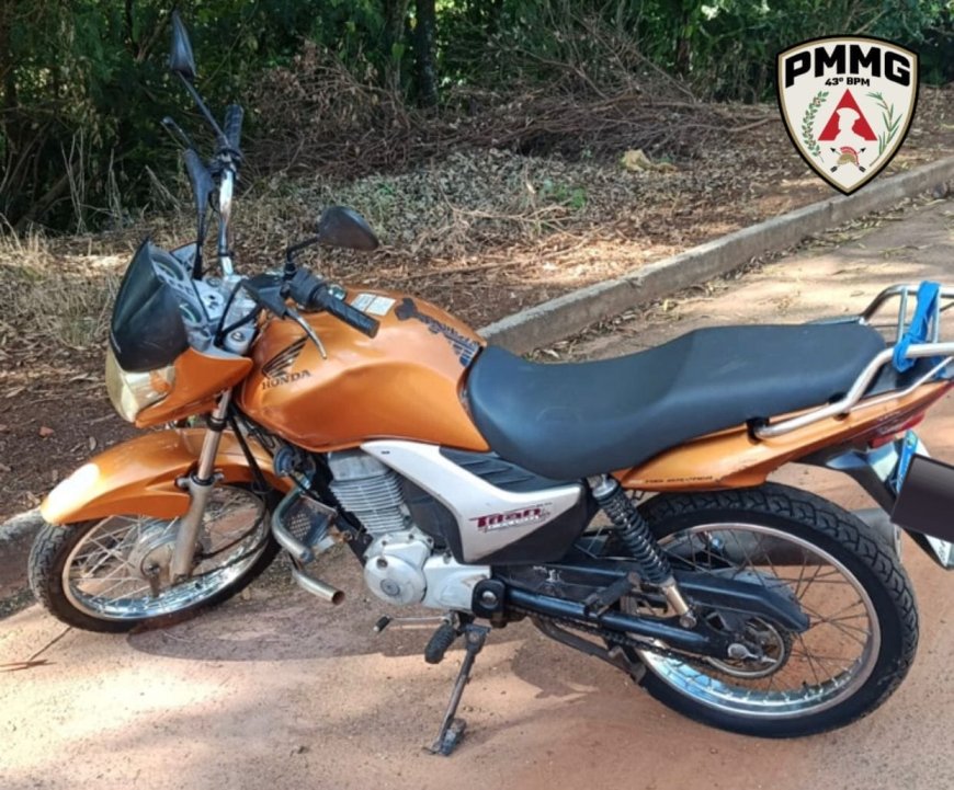 Motocicleta furtada de residência é localizada em lote vazio e autor de 18 anos é preso em flagrante