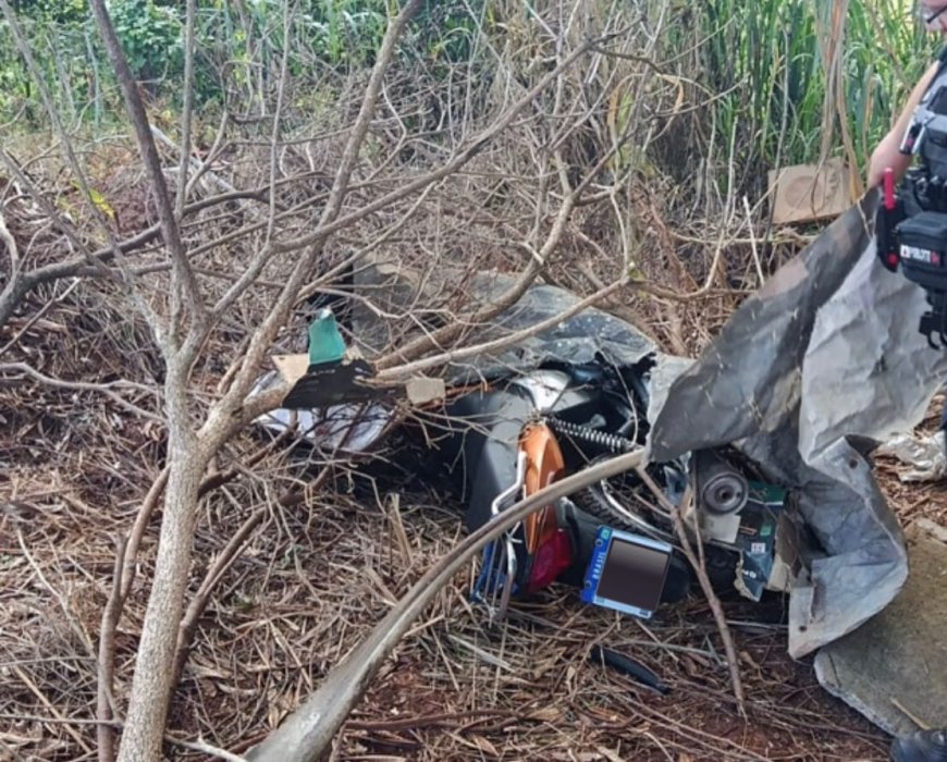 Motocicleta furtada de residência é localizada em lote vazio e autor de 18 anos é preso em flagrante