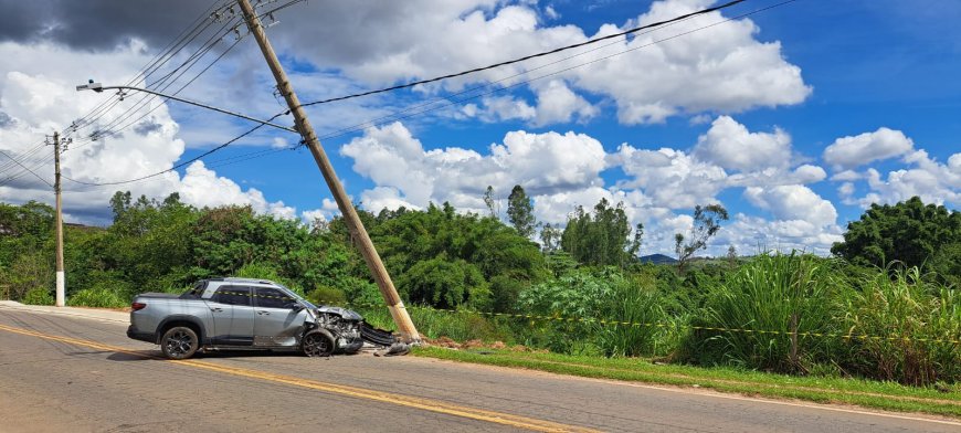Em Guaxupé, idoso passa mal ao volante e veículo bate em poste