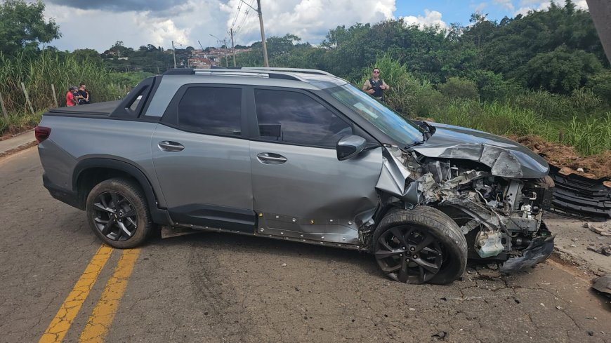 Em Guaxupé, idoso passa mal ao volante e veículo bate em poste