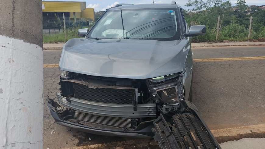 Em Guaxupé, idoso passa mal ao volante e veículo bate em poste