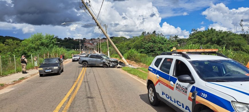 Em Guaxupé, idoso passa mal ao volante e veículo bate em poste
