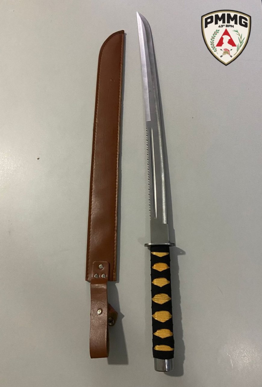 Homem tenta esconder espada dentro de bar, mas é abordado pela PM em Monte Belo