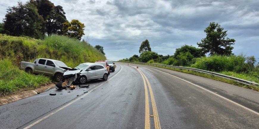 Uma pessoa morre e três ficam feridas em acidente na BR-146, em Passos