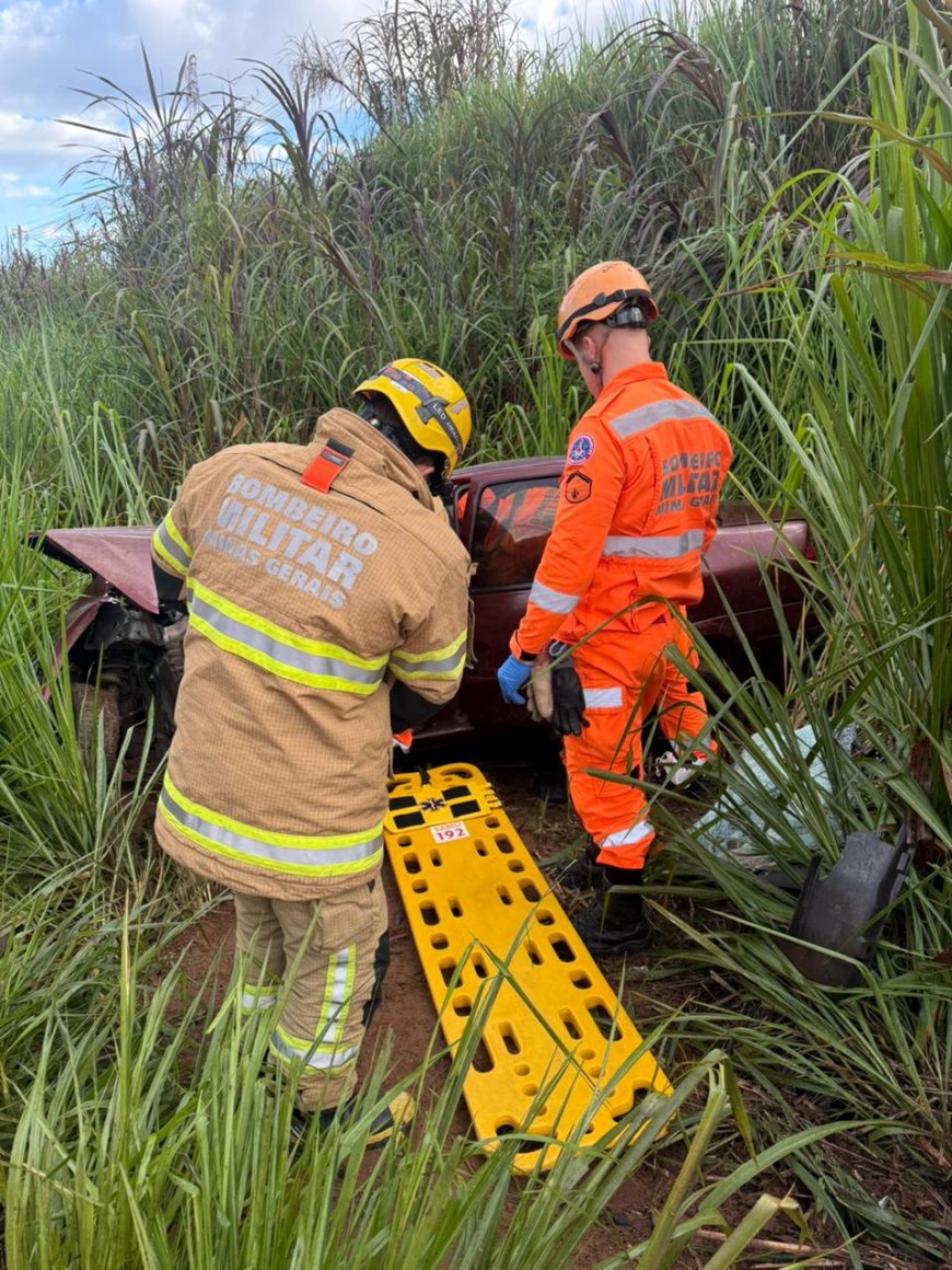 Acidente na Curva da Morte deixa vítima presa às ferragens do veículo com fraturas nos dois braços
