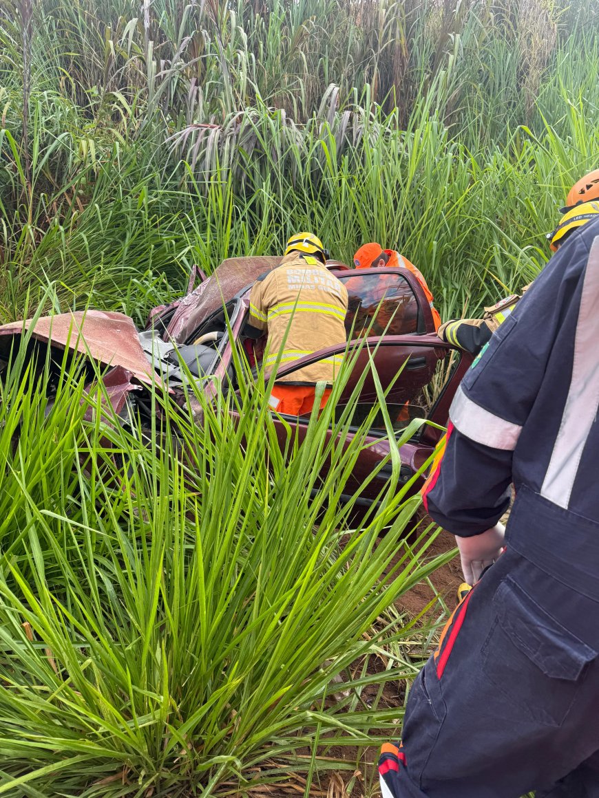Acidente na Curva da Morte deixa vítima presa às ferragens do veículo com fraturas nos dois braços