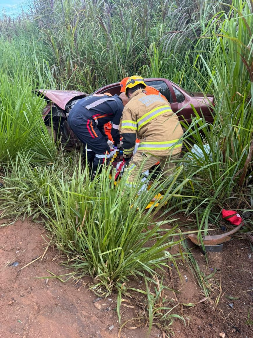 Acidente na Curva da Morte deixa vítima presa às ferragens do veículo com fraturas nos dois braços