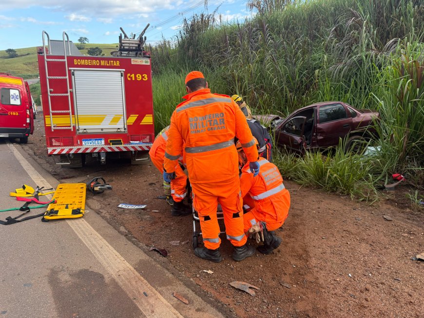 Acidente na Curva da Morte deixa vítima presa às ferragens do veículo com fraturas nos dois braços