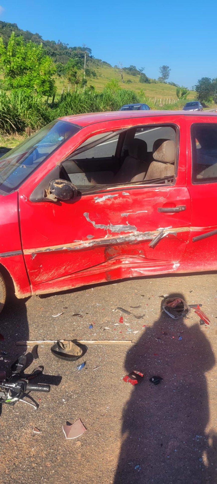 Com a visão ofuscada pelo sol, condutor não avista motocicleta e bate em sua lateral na BR-459