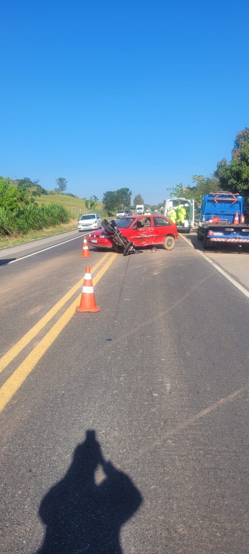 Com a visão ofuscada pelo sol, condutor não avista motocicleta e bate em sua lateral na BR-459