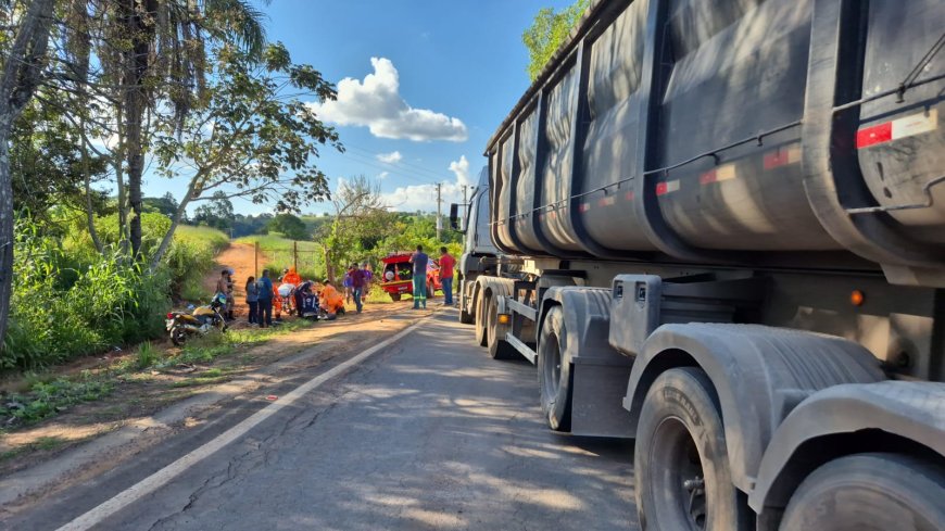 Motociclista tenta ultrapassar carreta na MGC-369, mas acaba batendo na lateral do veículo