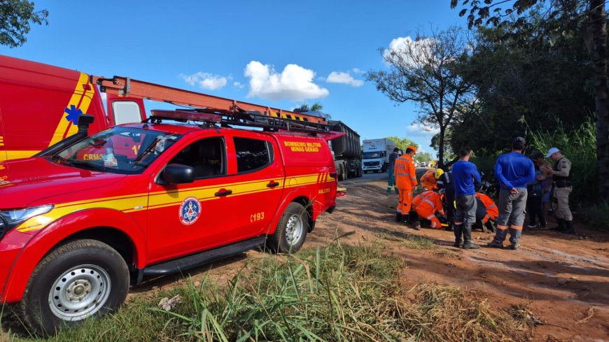 Motociclista tenta ultrapassar carreta na MGC-369, mas acaba batendo na lateral do veículo