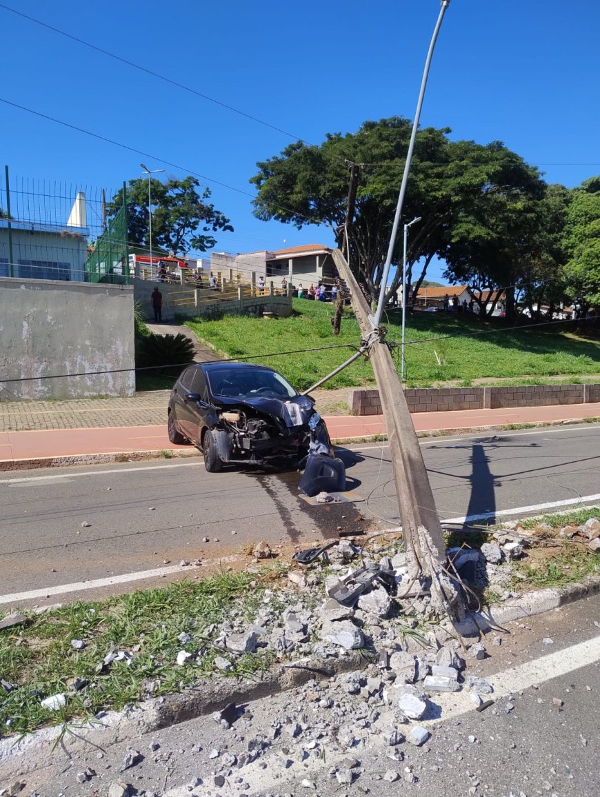 Batida em poste deixa duas pessoas feridas e a população de Guaxupé sem energia elétrica