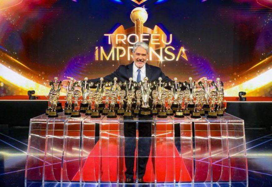 William Bonner faz história, se emociona e recebe 33 estatuetas no Troféu Imprensa