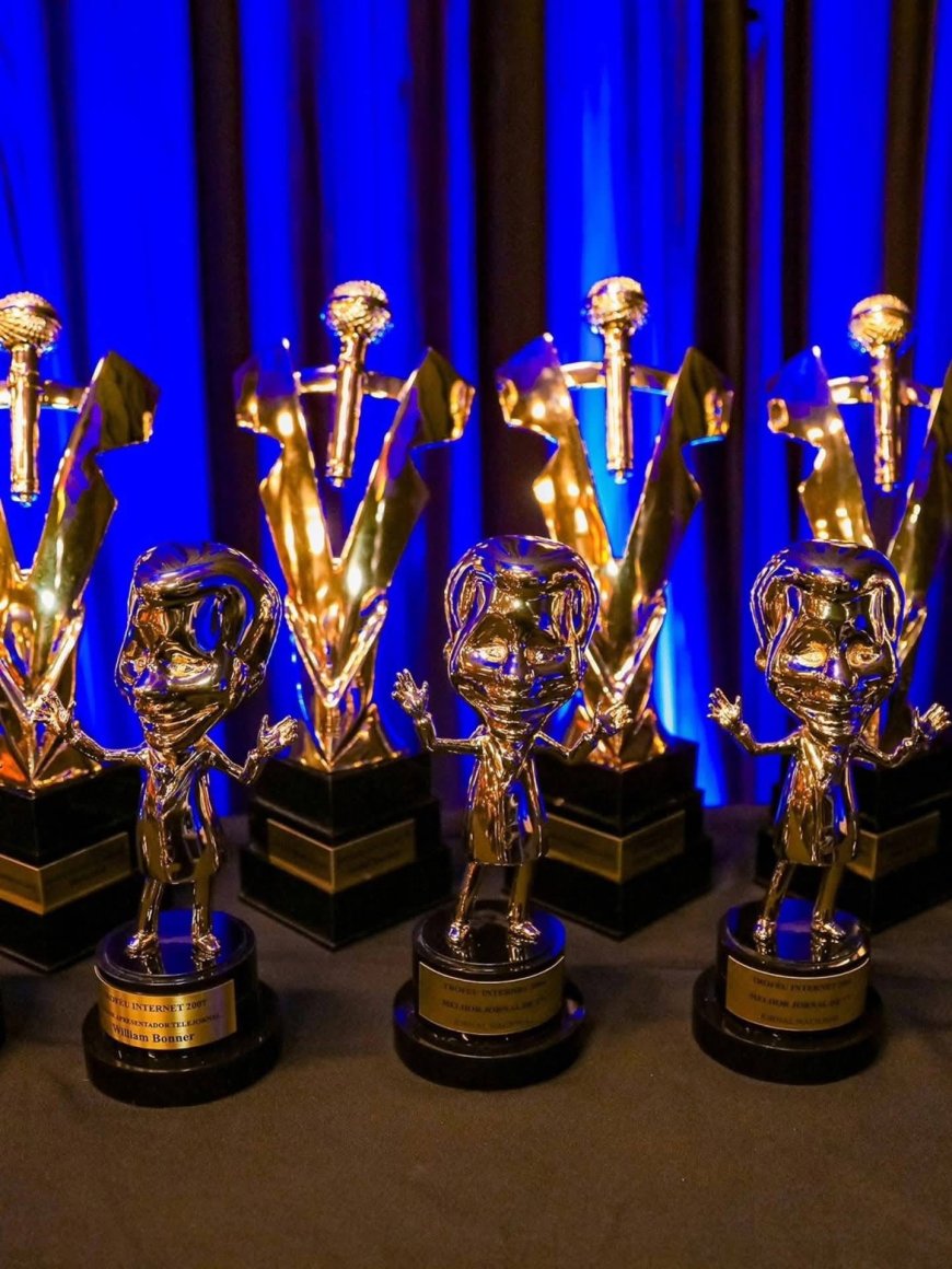 William Bonner faz história, se emociona e recebe 33 estatuetas no Troféu Imprensa
