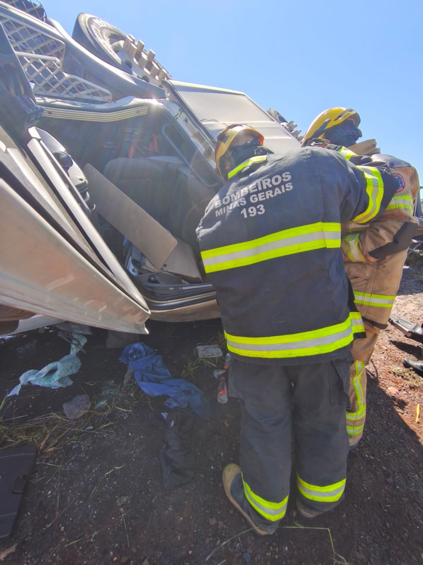 Acidente na MG-050 deixa motorista preso às ferragens