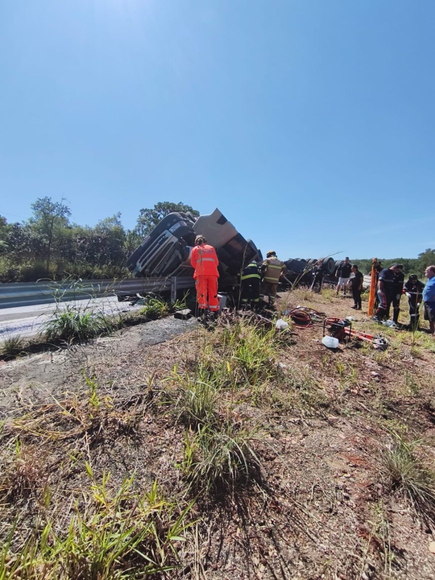 Acidente na MG-050 deixa motorista preso às ferragens