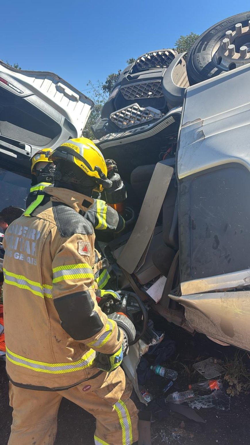 Acidente na MG-050 deixa motorista preso às ferragens