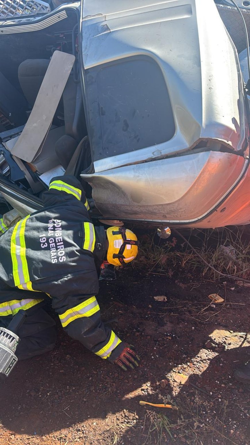 Acidente na MG-050 deixa motorista preso às ferragens