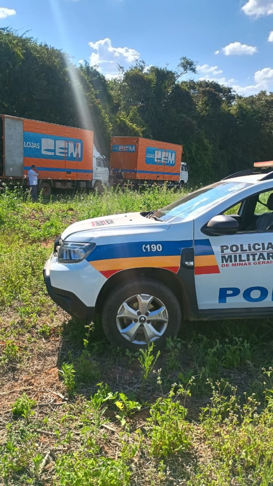 Dois caminhões das Lojas Cem furtados em Paraíso foram recuperados na zona rural