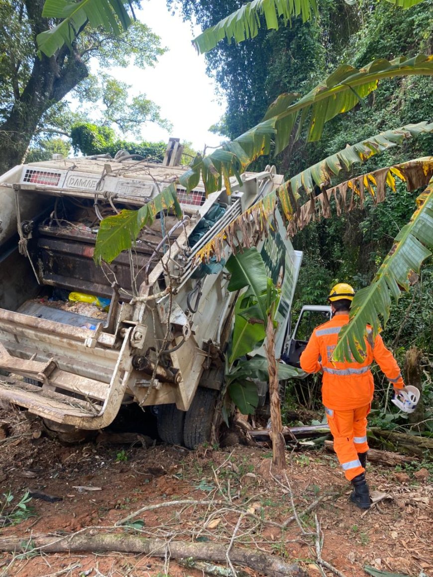 Caminhão de lixo perde freios e mobiliza equipes de emergência em cidade do Sul de Minas