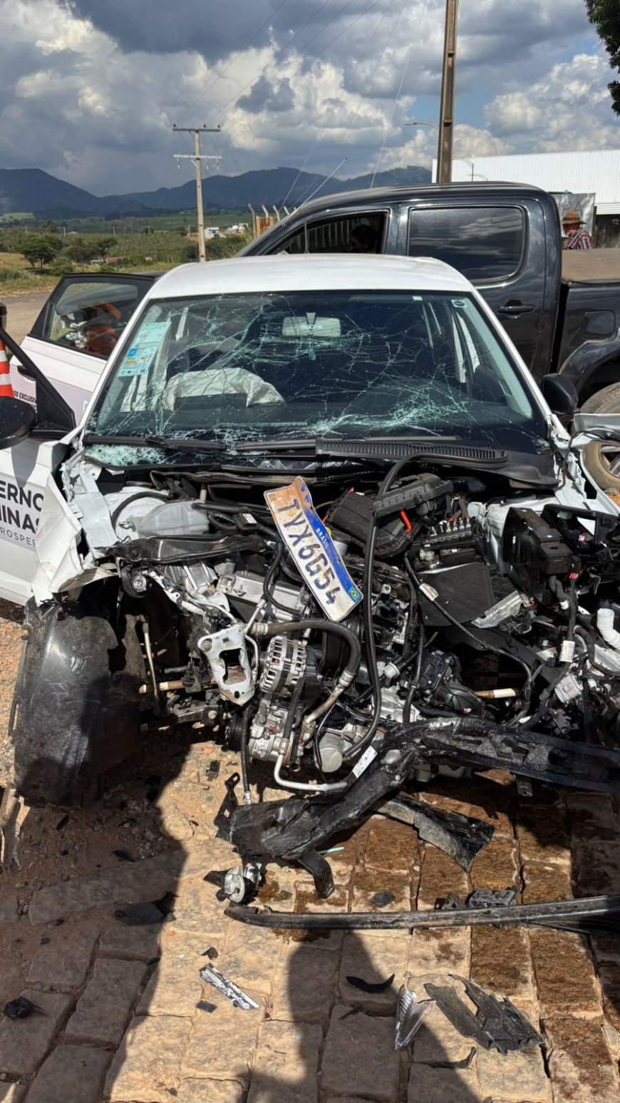 Veículo oficial da Secretaria de Estado de Saúde de MG que transportava paciente para consulta bate em Hilux em rodovia no Sul de Minas
