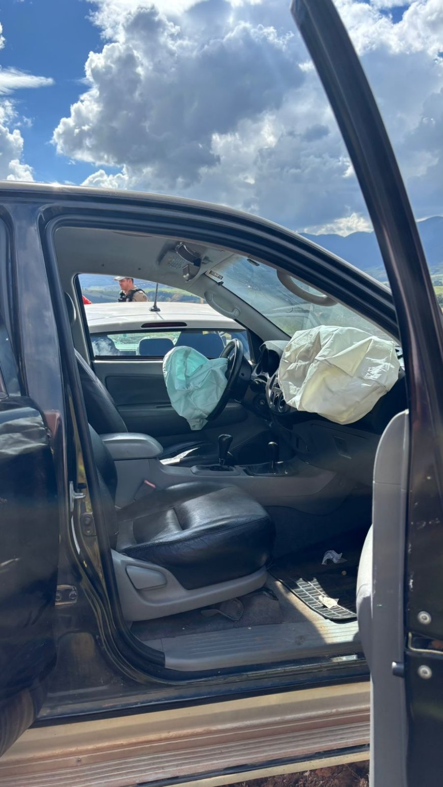 Veículo oficial da Secretaria de Estado de Saúde de MG que transportava paciente para consulta bate em Hilux em rodovia no Sul de Minas