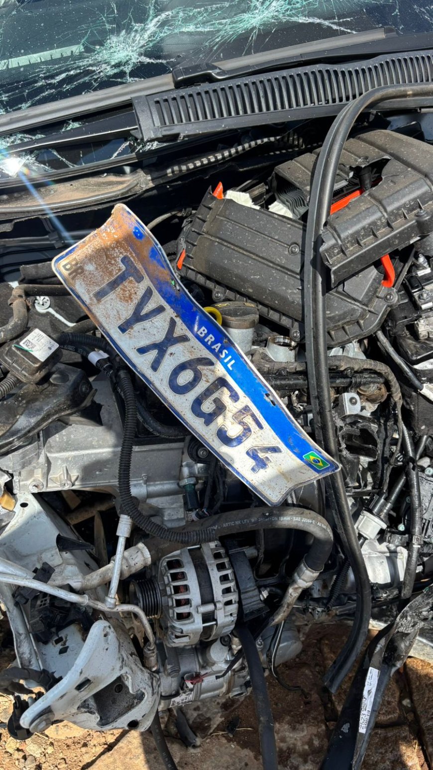 Veículo oficial da Secretaria de Estado de Saúde de MG que transportava paciente para consulta bate em Hilux em rodovia no Sul de Minas