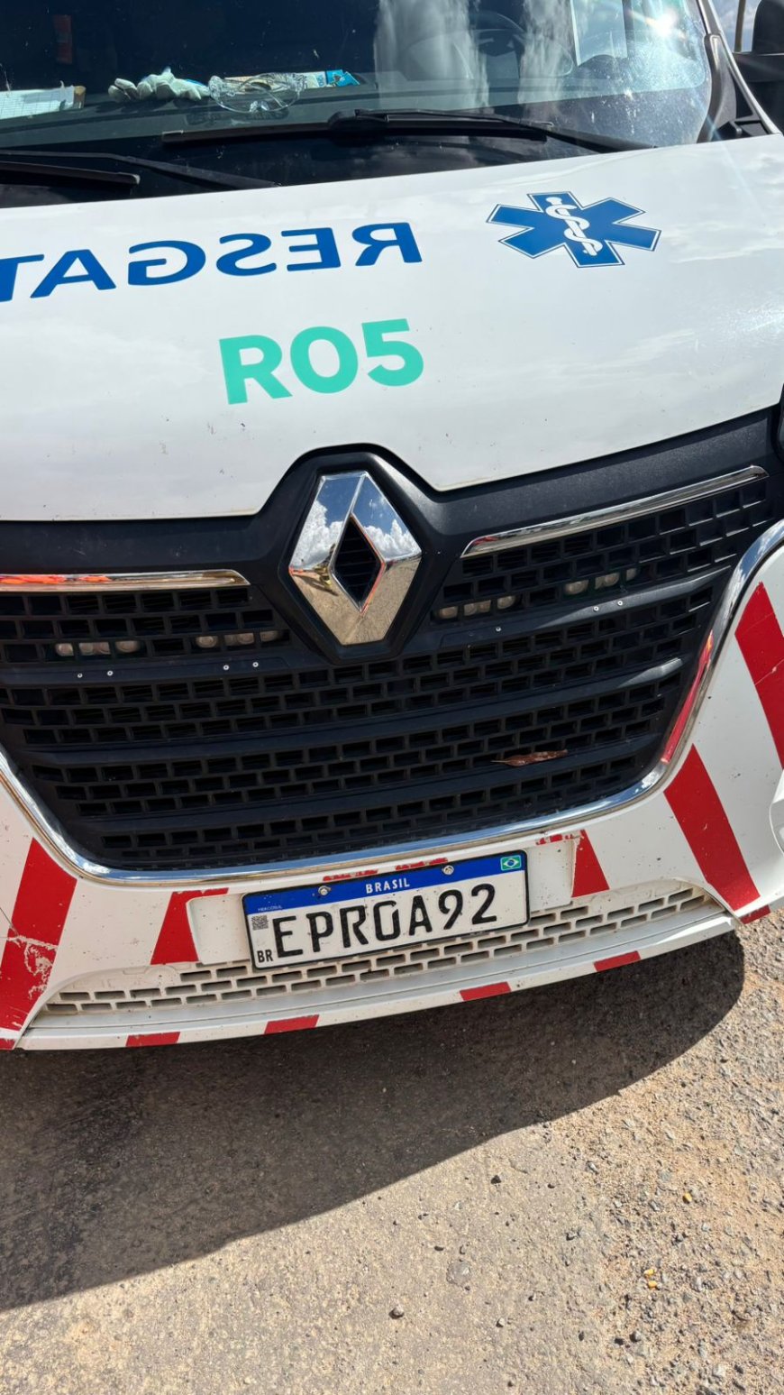 Veículo oficial da Secretaria de Estado de Saúde de MG que transportava paciente para consulta bate em Hilux em rodovia no Sul de Minas