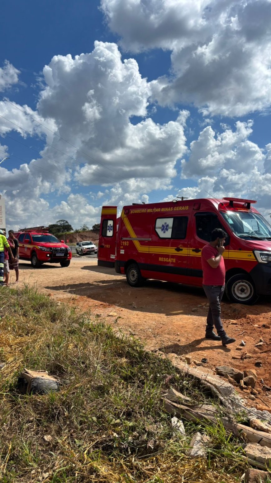 Veículo oficial da Secretaria de Estado de Saúde de MG que transportava paciente para consulta bate em Hilux em rodovia no Sul de Minas