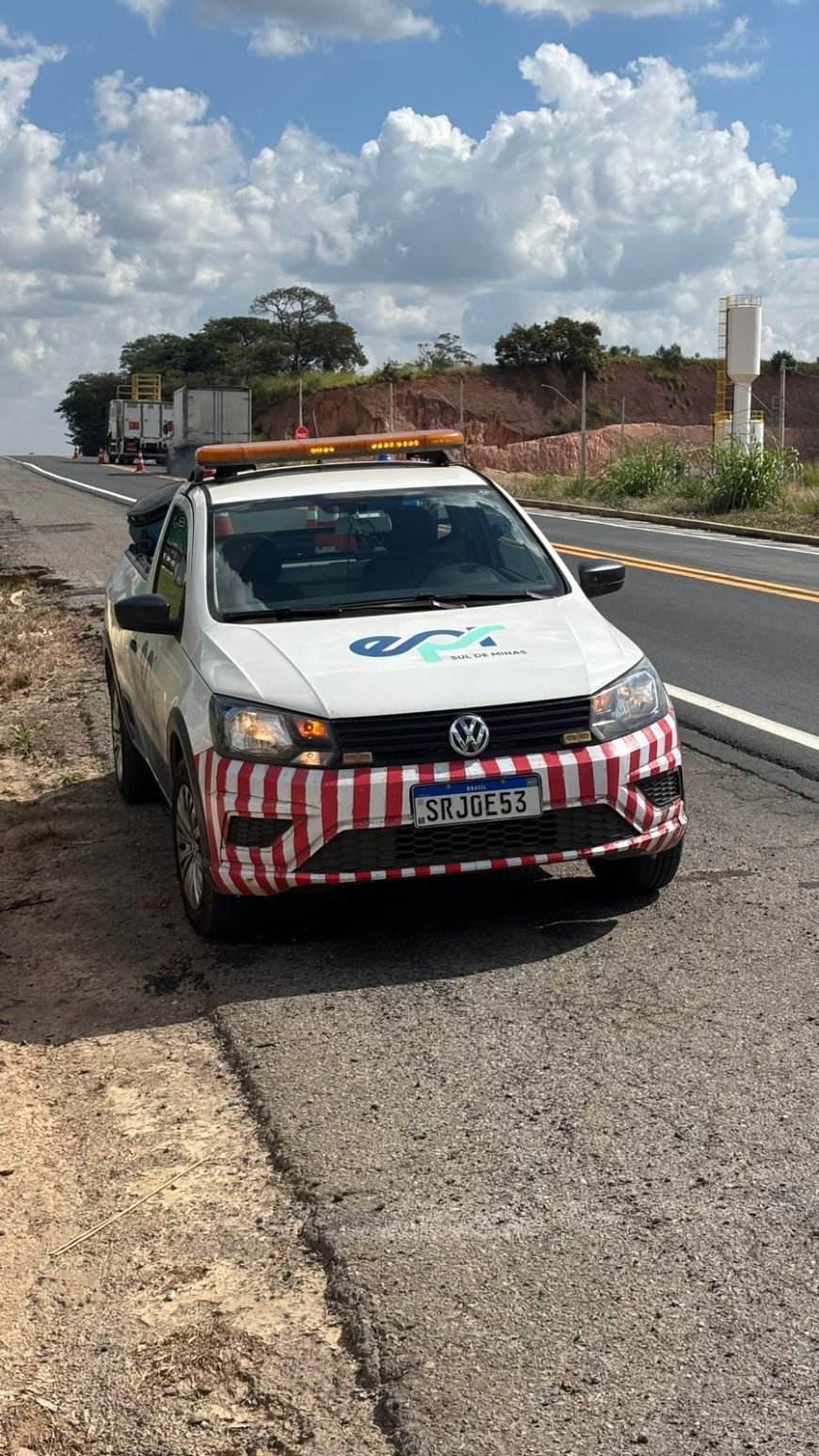 Veículo oficial da Secretaria de Estado de Saúde de MG que transportava paciente para consulta bate em Hilux em rodovia no Sul de Minas