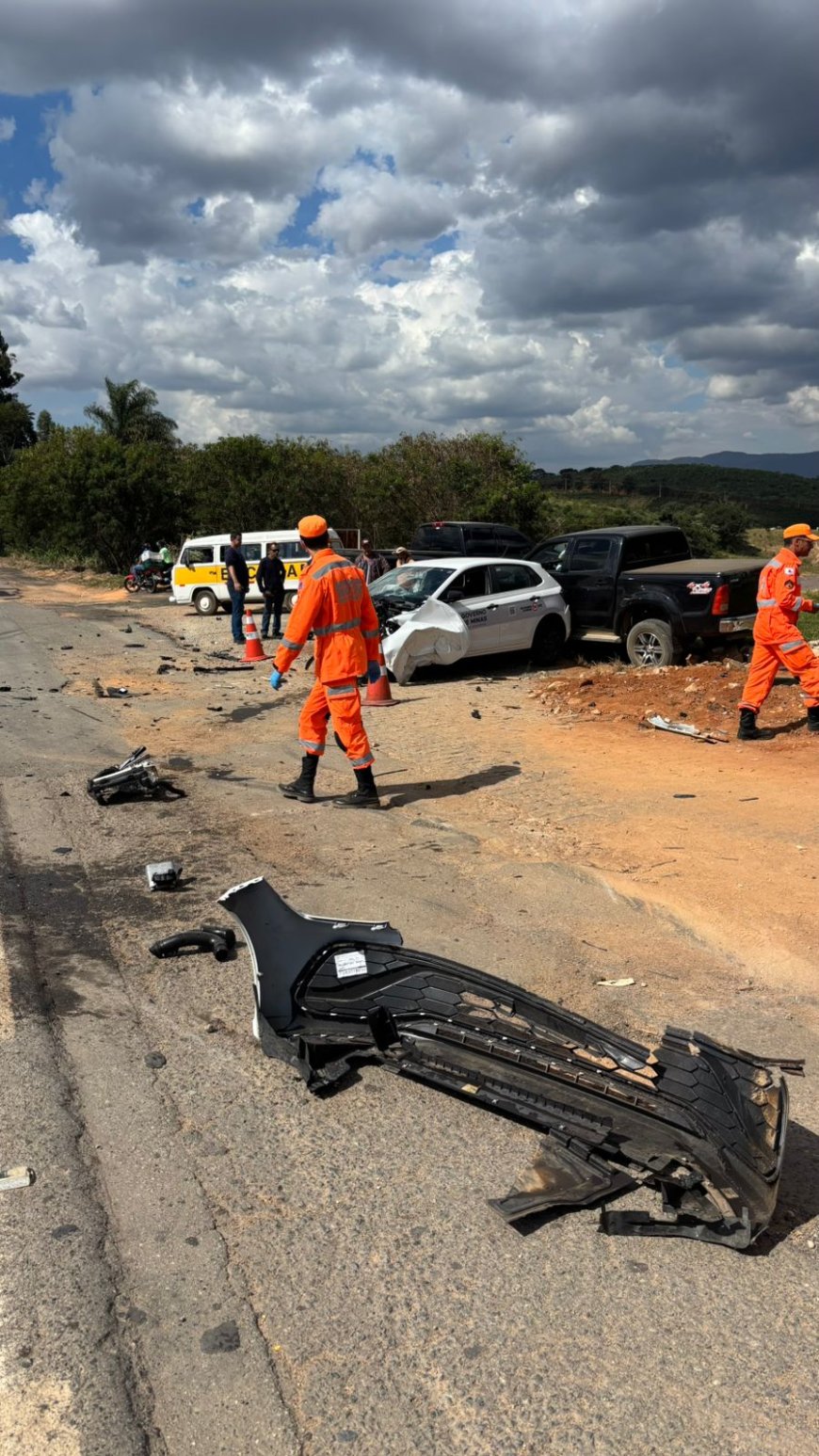 Veículo oficial da Secretaria de Estado de Saúde de MG que transportava paciente para consulta bate em Hilux em rodovia no Sul de Minas