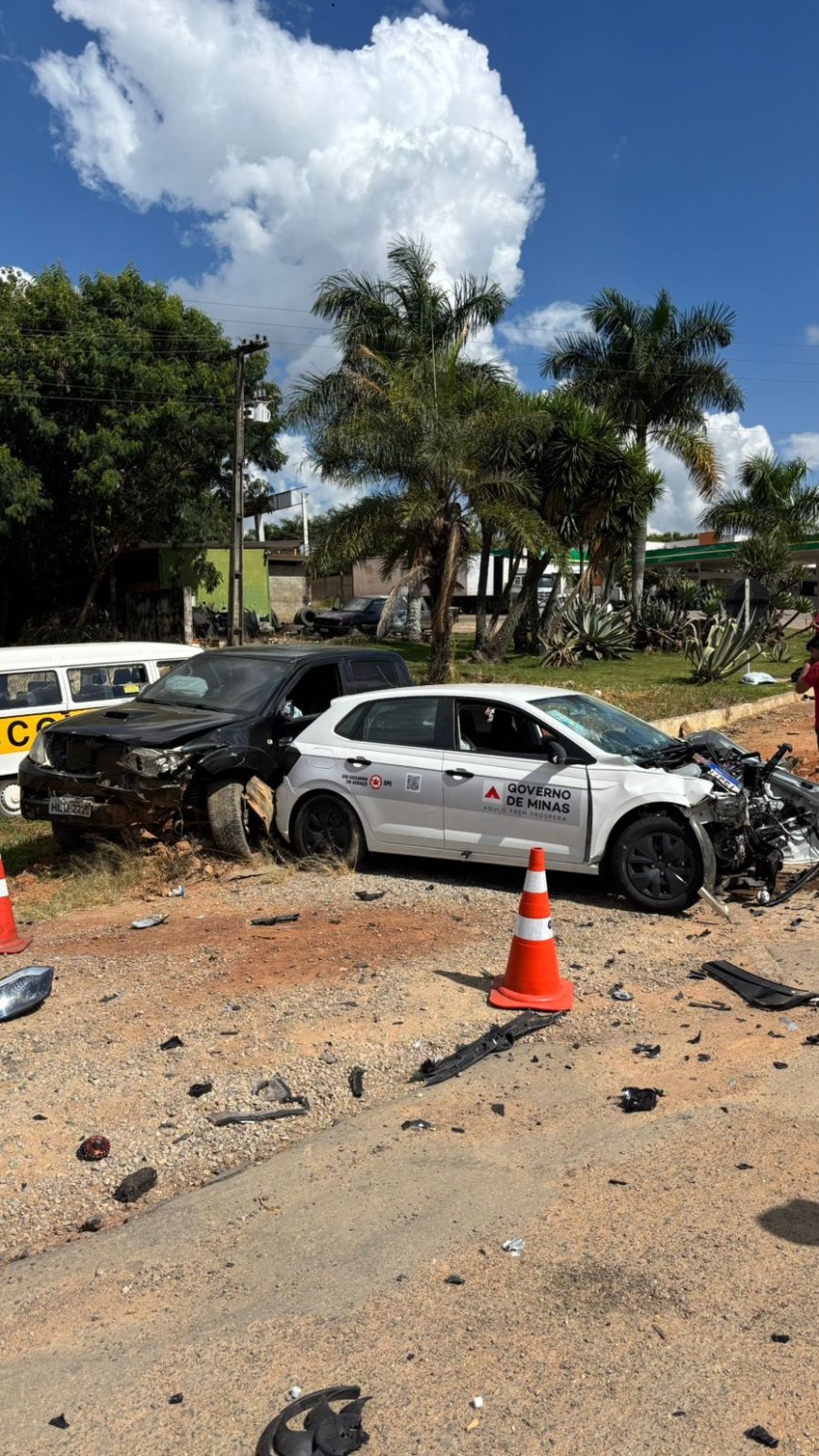 Veículo oficial da Secretaria de Estado de Saúde de MG que transportava paciente para consulta bate em Hilux em rodovia no Sul de Minas
