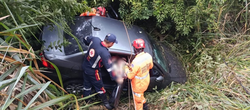 Veículo perde o controle e cai em ribanceira na rodovia MGC-369