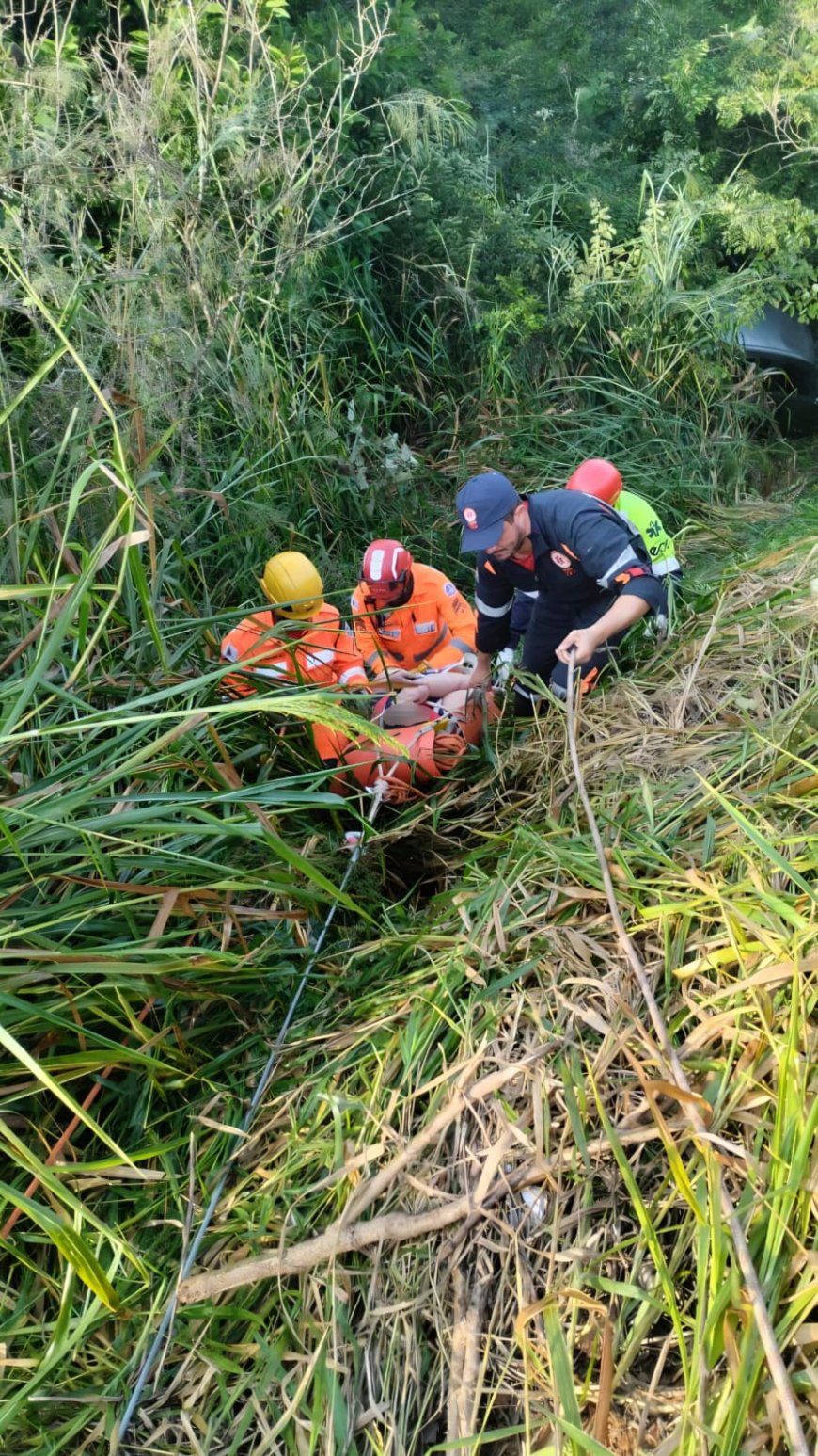Veículo perde o controle e cai em ribanceira na rodovia MGC-369
