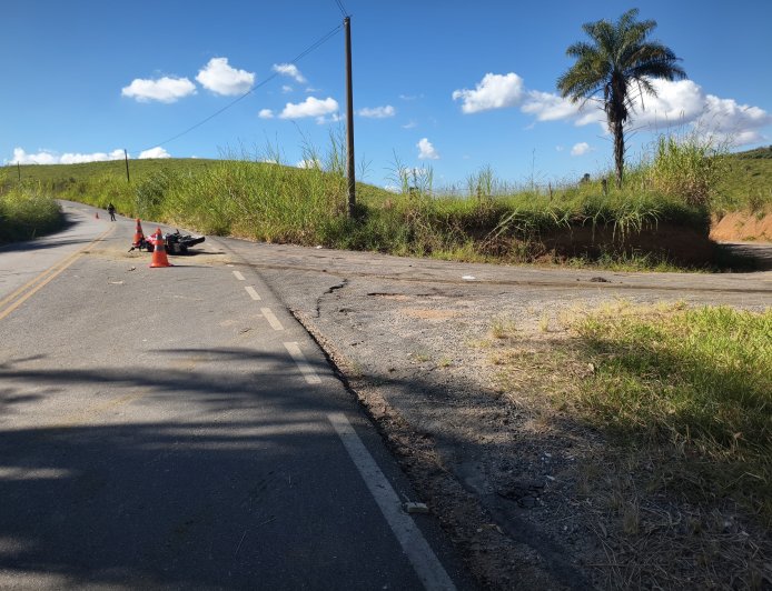 Motociclista em alta velocidade bate contra porta de caminhão e é socorrido com politraumatismos