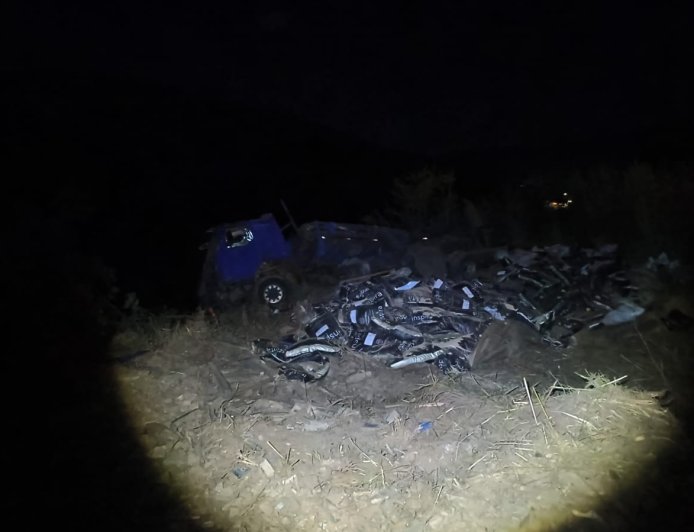 Motorista fica ferido ao saltar de caminhão em movimento após perder o controle do veículo em rodovia no Sul de Minas
