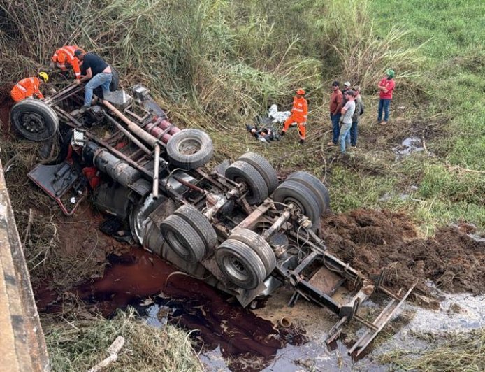 Caminhoneiro perde o controle do veículo e vai a óbito após um dos pneus estourar e cair em ponte na MGC-267