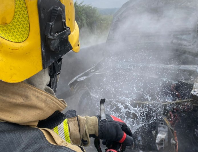 Veículo é incendiado e casal escapa antes que as chamas se propagassem