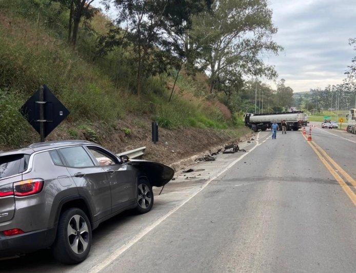 Colisão frontal entre carreta e carro na BR-146 mobiliza o Corpo de Bombeiros de Guaxupé